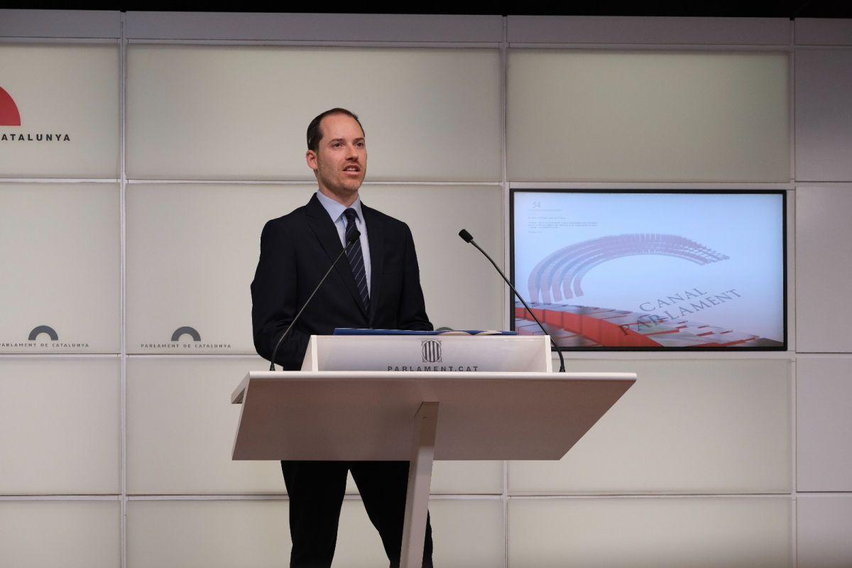 Juan Fernández: “Los catalanes no merecen más jugadas maestras de Puigdemont ni más ases bajo la manga”